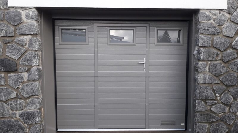 Porte de garage avec portillon intégré à Favars