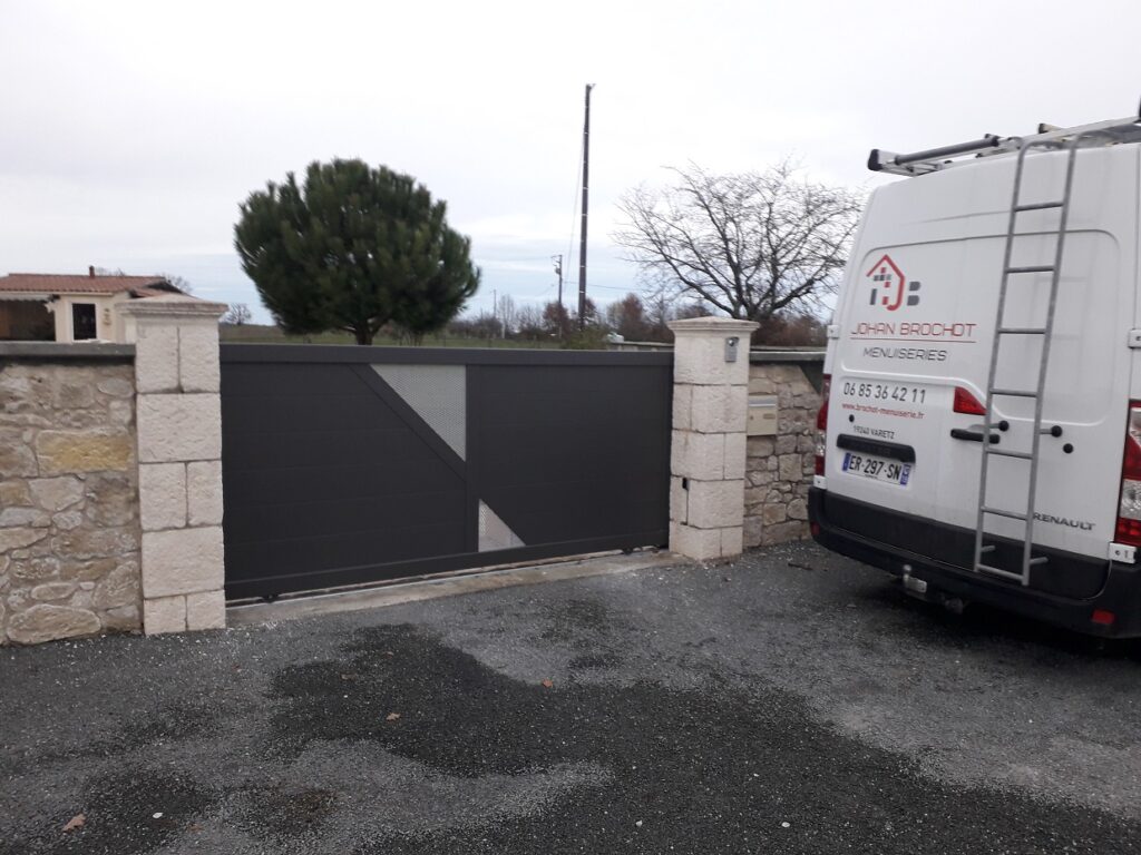 Portail coulissant aluminium